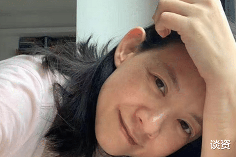 曾宝仪|49岁曾宝仪感染新冠心态变化，素颜眼角皱纹明显皮肤蜡黄，好像曾志伟