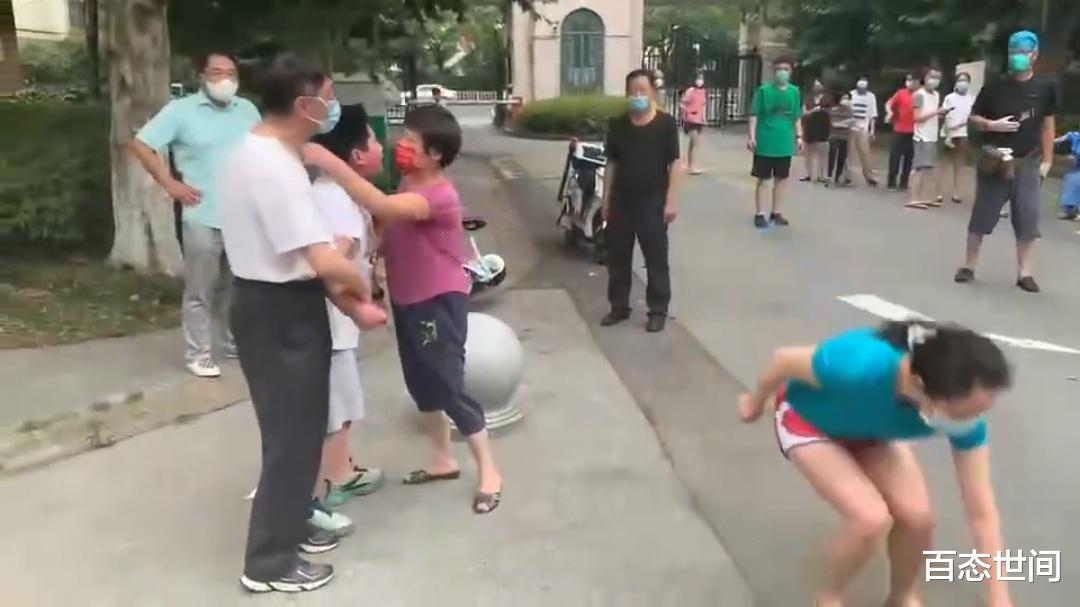 上海10岁男孩持菜刀要砍人，摔家长手机，掌掴长辈，家长呵护有加