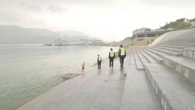 万州|万州街头、江面警用无人机出动,听听它在“说”什么……
