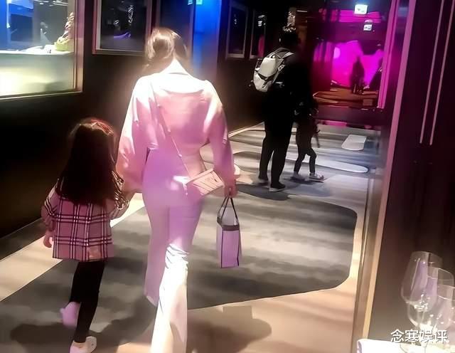 郭富城|郭富城回应发飙怒指偷拍者，真的很没有礼貌，朝他的两个女儿狂拍