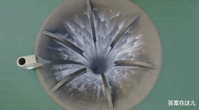 葡萄牙湖面上的地球破洞是什么?水去哪了?这种“深洞”很常见