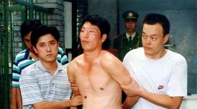 白宝山情人被判12年,出狱后记者问及白宝山,她含泪说了八个字