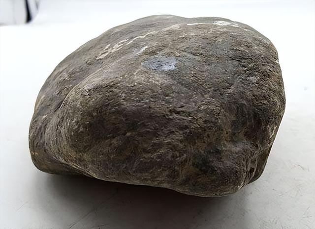 翡翠|如何通过翡翠原石的外壳，来判断翡翠内部的好坏？