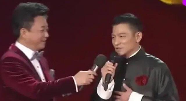 春晚|春晚神级救场有多牛？赵本山宋小宝现挂无敌，倪萍“骗”观众30年