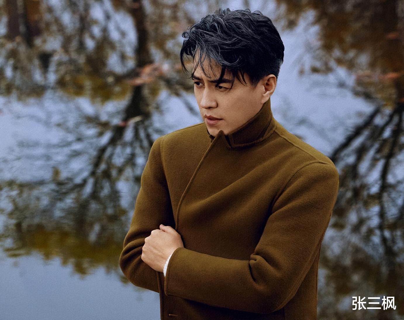 靳东|45岁靳东现身剧院看演出,穿黑色中老年夹克外套,满头白发显沧桑