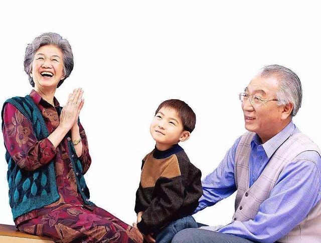 小夫妻生了娃,一般的公婆会怎么做?