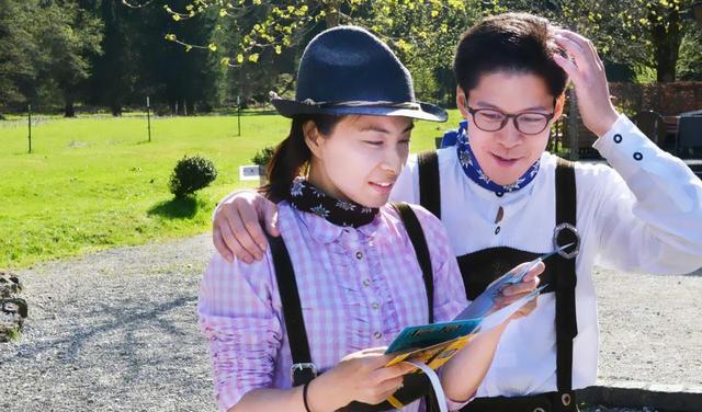 朱玲玲|霍启刚三弟带女友参加聚会，女方长发飘飘状态好，长得像朱玲玲