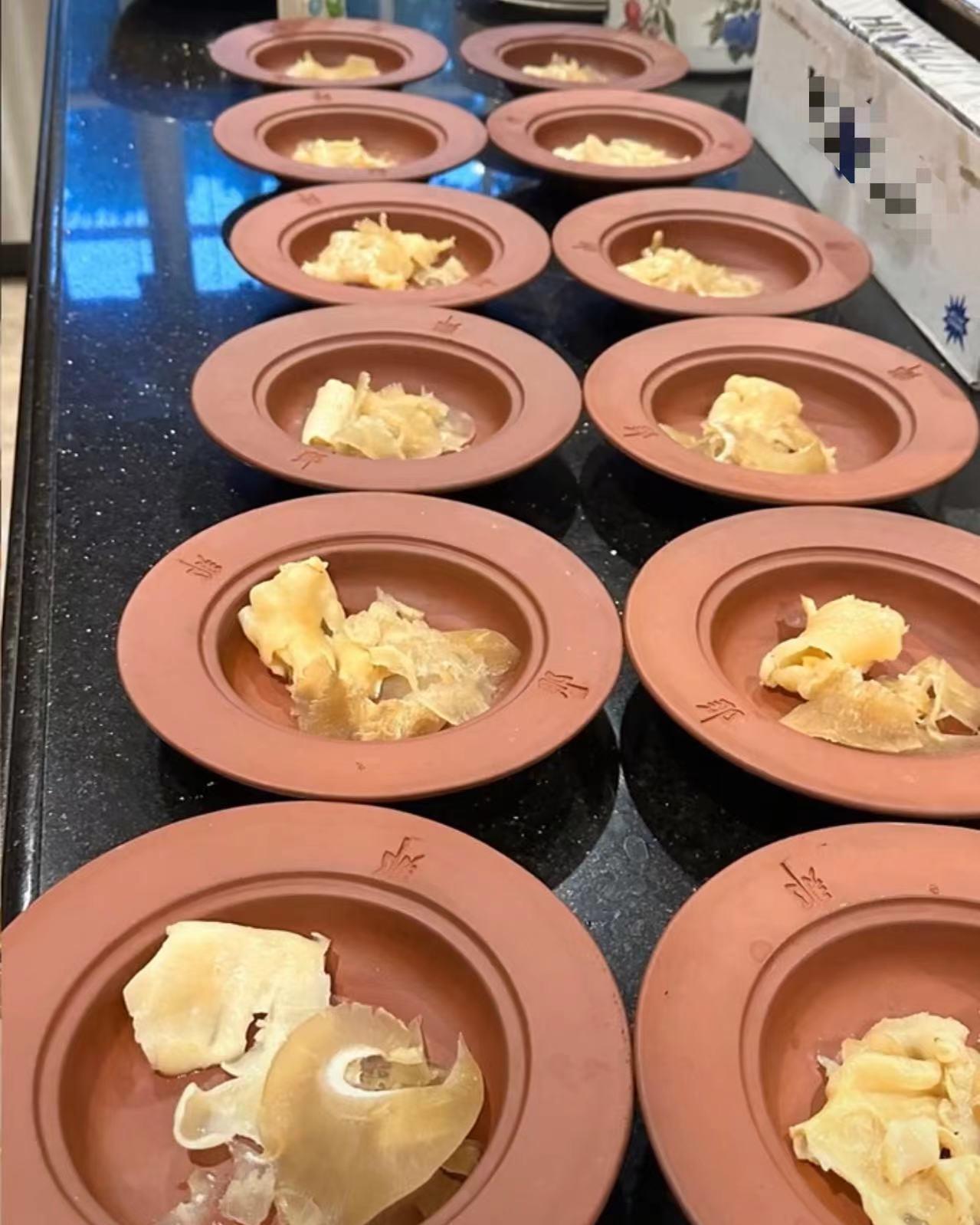 哈里王子|唐国强美国粉丝家中做客,海鲜珍馐茅台应有尽有,粉丝相当自豪