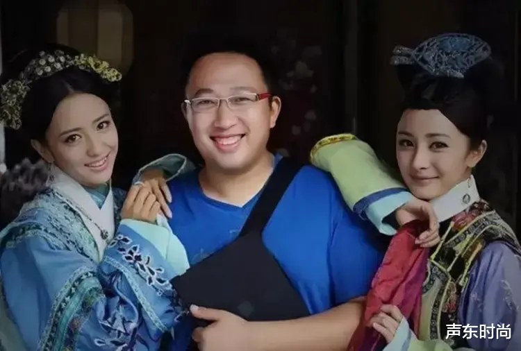 马苏|导演于正和5位美女聚餐,当街对异性摸头牵手,马苏现身引热议