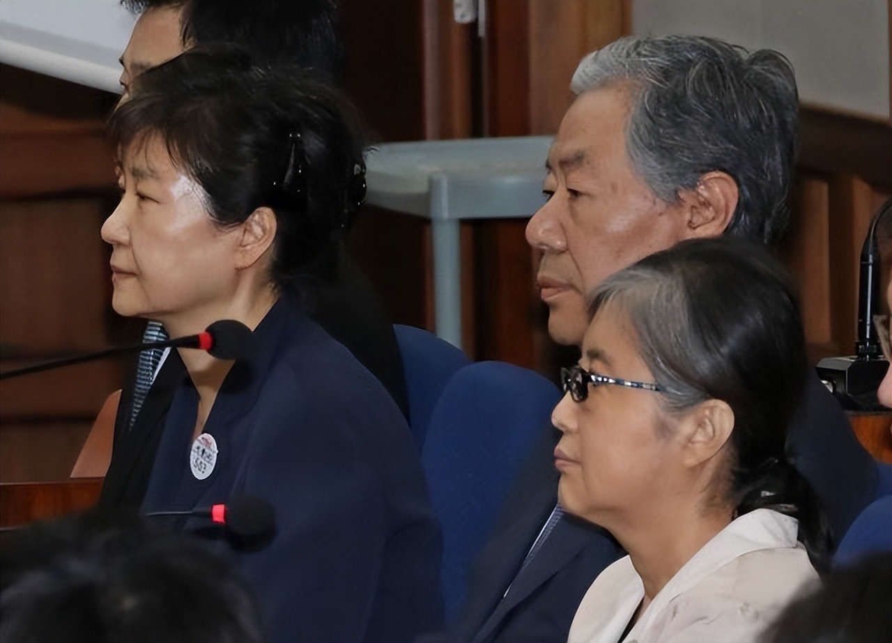朴槿惠出狱后：染头发穿新衣，参加新总统就任仪式
