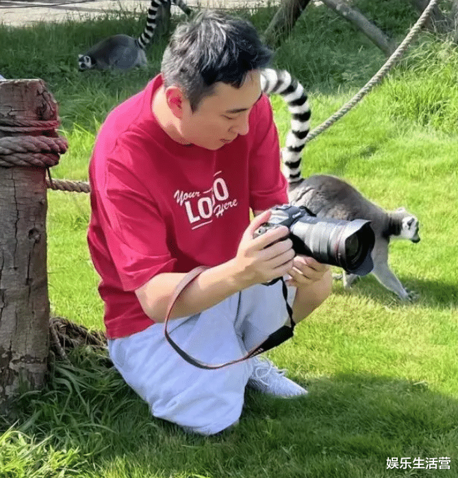 王思聪|王思聪带4位美女看猴,单膝跪地为慎婕闺蜜拍照,网友:地位不保