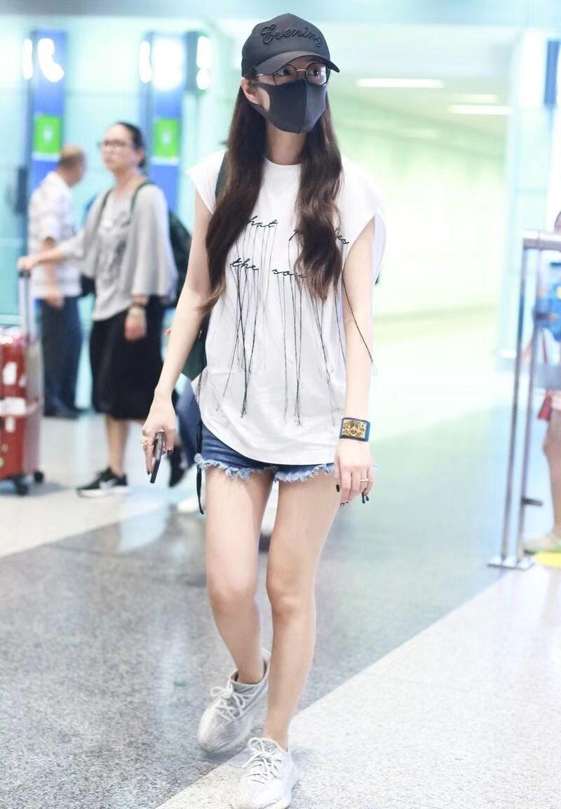 安以轩满身大牌走机场，拎6万包却撑不起阔太气场，还像个小姑娘