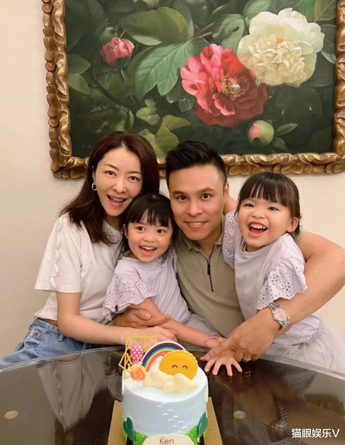 佘诗曼|42岁熊黛林跟老公逛商场,全程挽手太恩爱,个子高挑身材火辣