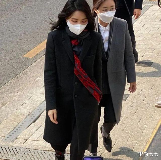 长腿 整容痕迹太明显!韩国新晋第一夫人,49岁硬变20岁满脸肿胀太僵硬