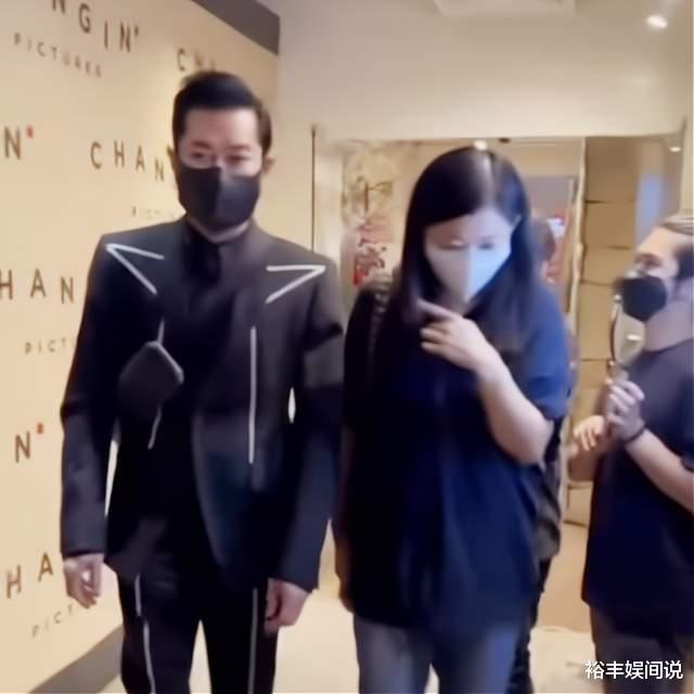 陈可辛|邱淑贞一家合体现身,大女儿紧靠干爹画面温馨,曾华倩携儿子陪同