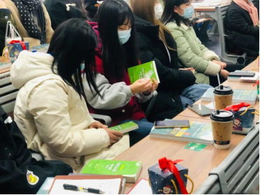 |“新型啃老”出现,父母还被蒙在鼓里,反而认为孩子努力又上进