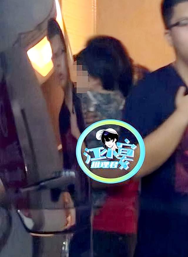 谢娜|谢娜忙工作，张杰独自带仨娃聚餐，媒体曝三个女儿都长得像爸爸