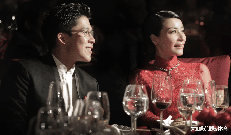 |郭晶晶陪老公参加名流聚会!喝红酒被老公拥入怀,打扮精致似贵妇