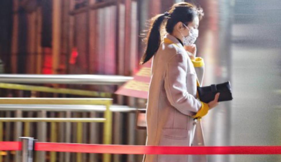 刘涛|刘涛央视春晚彩排路透释出！下车就立马跟粉丝打招呼，气场十足