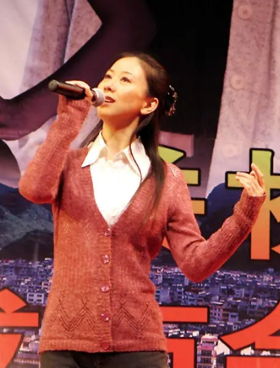 她因“人体模特”与丈夫离婚,被父亲冷战,今46岁孤身一人!