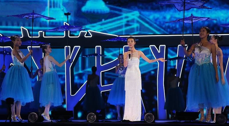 车晓|车晓瘦得让人担心，穿白色的裙子太优雅，纤细身材又美又柔