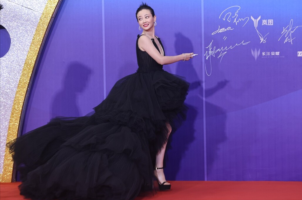 张小斐|百花奖红毯:谭卓高贵张小斐穿跆拳道服拉垮颜值 徐娇关晓彤撞衫有人黑脸失体面