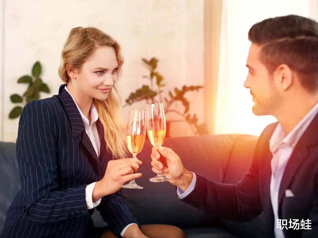 hr|还没报到，领导就加我微信，要不要通过？