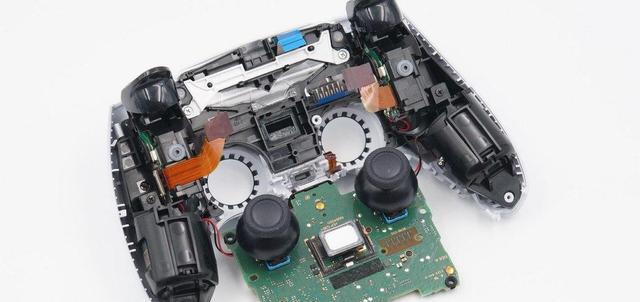 |拆解索尼PS5DualSense手柄，探索自适应扳机，双线性震动马达