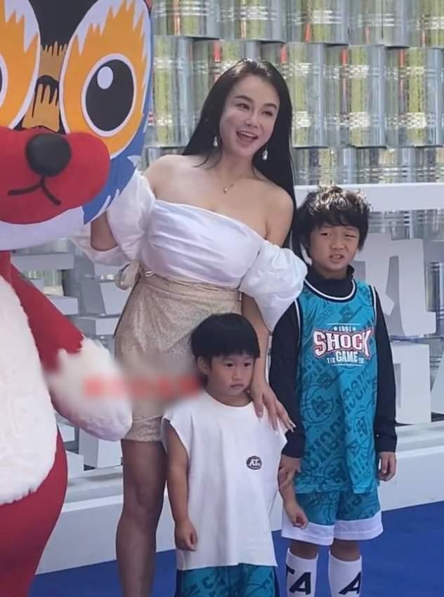 冉莹颖|冉莹颖带娃出行，穿泡泡袖抹胸惹争议，网友：孩子面前该收敛一些