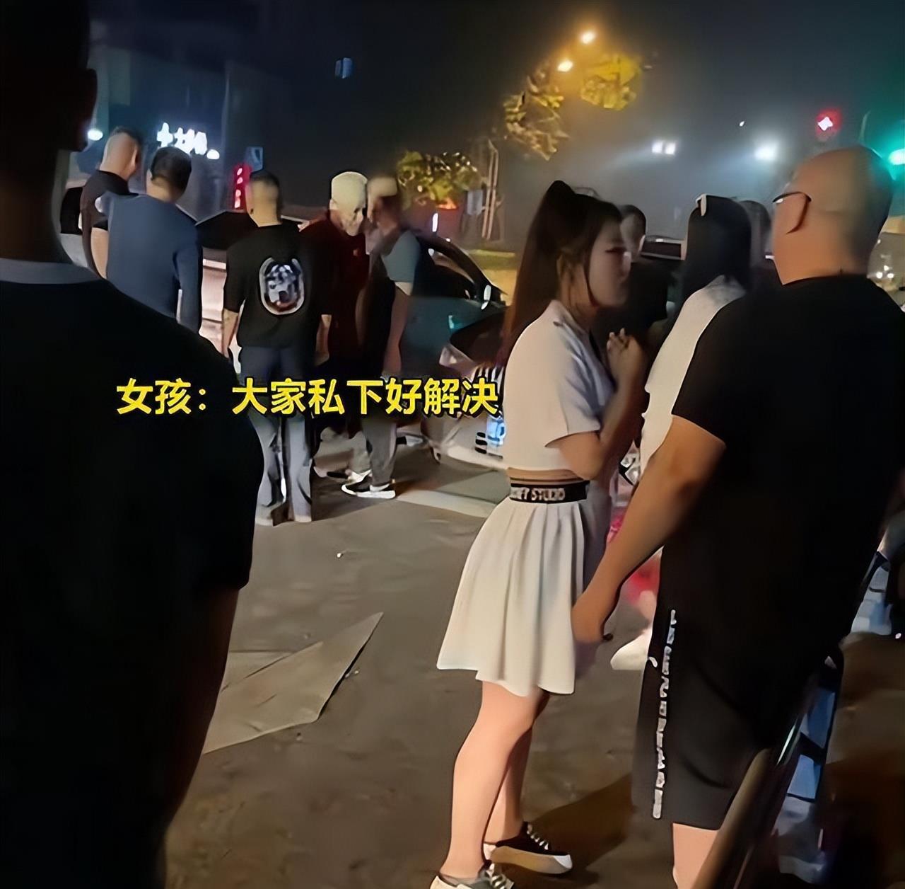 纪实:女子开车追尾宝马,下车后搂着大哥撒娇:私下里什么都好说