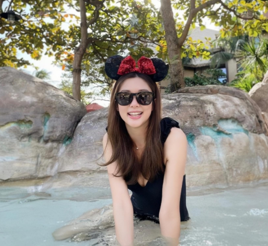 岑丽香|华姐冠军，嫁富豪后三年抱俩，如今晒泳装玩水照，白滑大长腿抢镜
