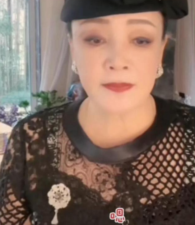 大S|忠心护主8年不回家!大S家保姆的底细被网友扒出,工资并不算高