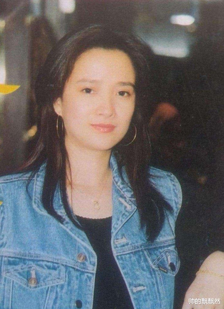 何晴|何晴：父亲早逝母亲患脑出血垂危，与许亚军离婚后，她还好吗？