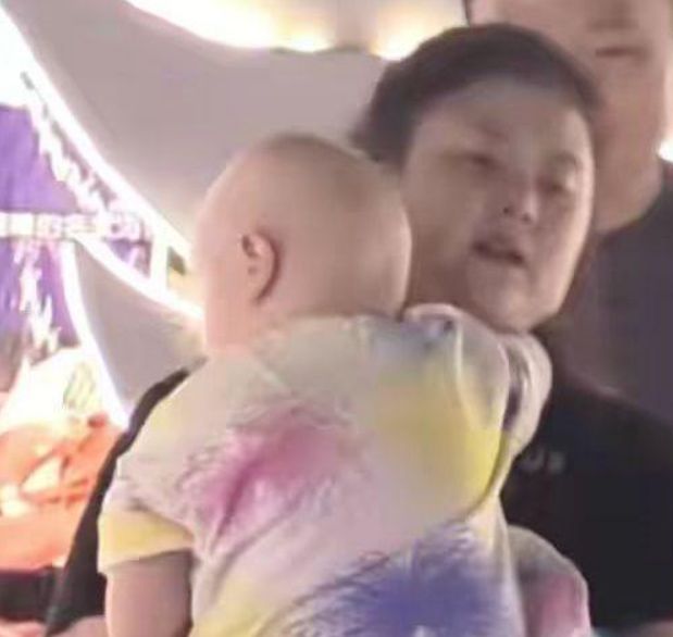 王琦|沈腾王琦带孩子外出聚餐,男方醉酒走路摇晃,王琦身材圆润显富态