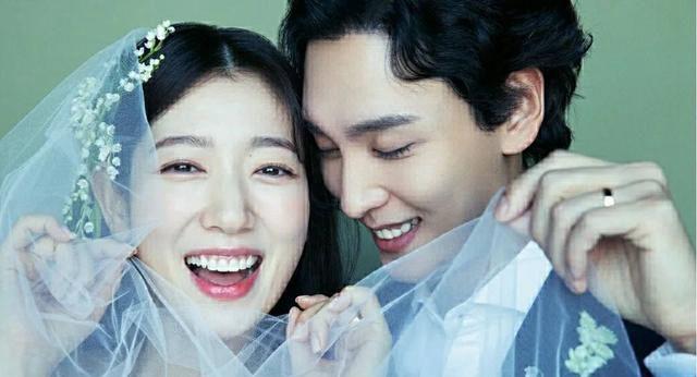 朴信惠|朴信惠婚后晒与妈妈合照，怀孕6月偷吃冰淇淋，被发现反应太可爱