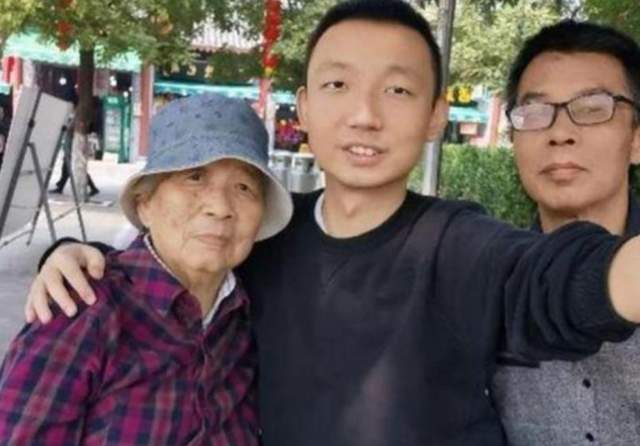 教育孩子|熊磊发视频教育孩子楷楷，楷楷表现很暖心，老杜晒吃饭画面遭吐槽