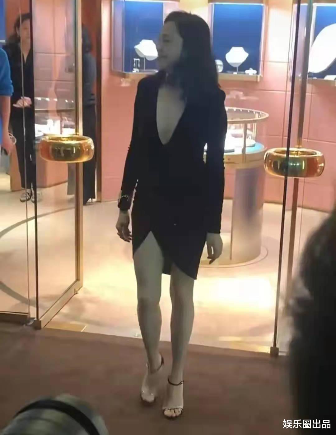 姚晨|姚晨商场亮相被抓拍，穿低领短裙优雅又大气，路人视角下依然迷人