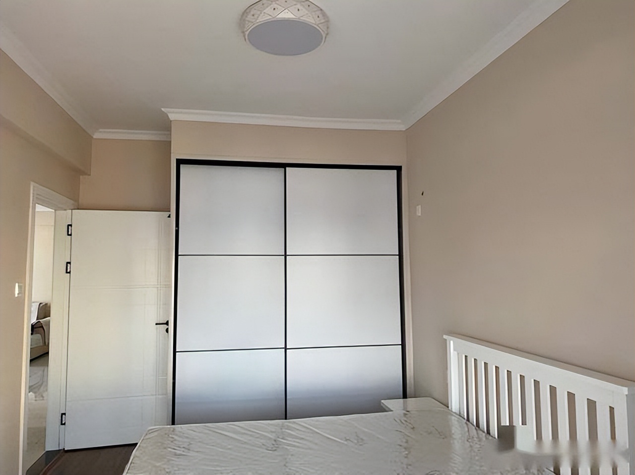 这就是被网友们取笑的出租房装修,不吊顶只走石膏线,效果很满意