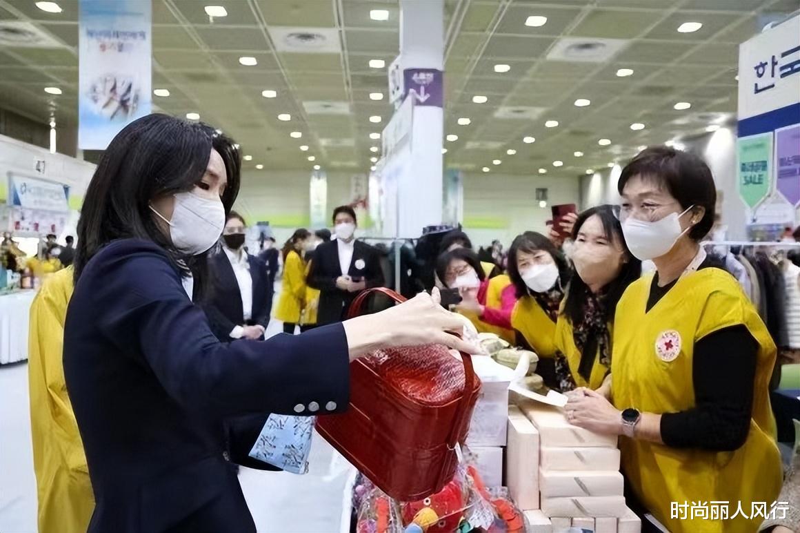 西装|韩国第一夫人真有爱心！穿收腰西装美成焦点，不生孩子就是显年轻