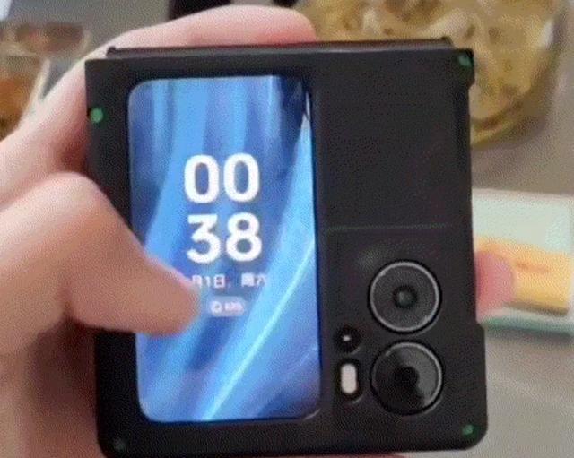 OPPOFIip工程机曝光：超大副屏+轻薄机身，或12月14日发布