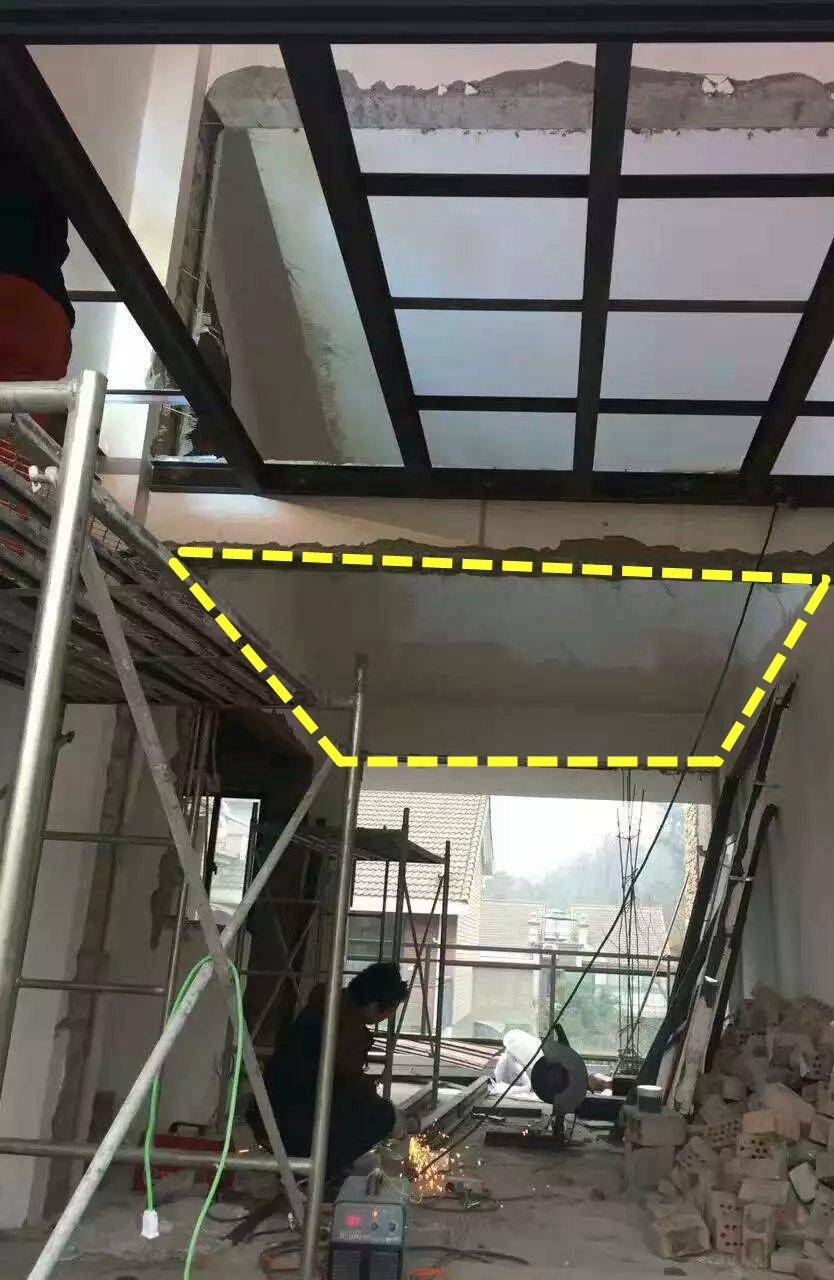 二手房|买顶楼送阁楼，打通楼板改成4.8m挑空客厅，师傅却说：这活没法接！