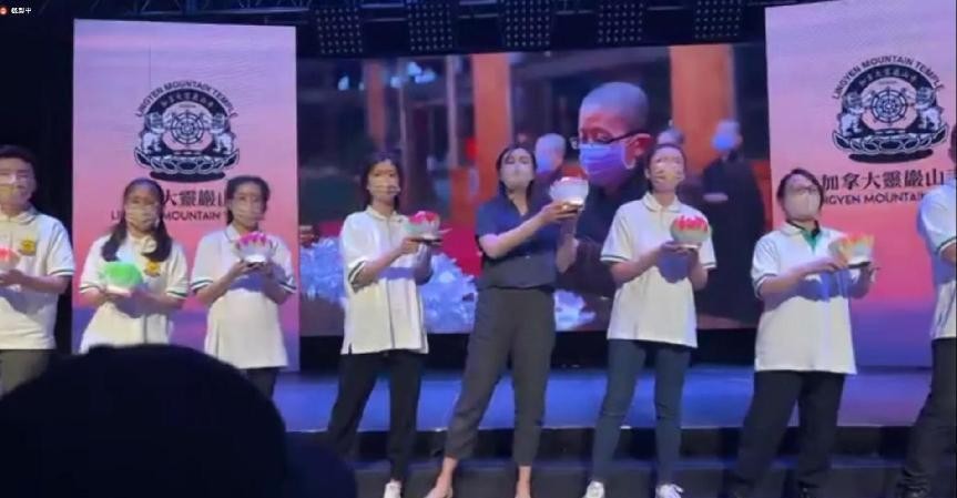 穿衣搭配|王祖贤的衣品很不错，休闲穿搭还是很美，看近照也那么年轻