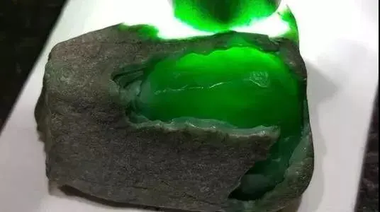 翡翠|被诱导下单买翡翠原石被骗怎么办?开窗了怎么退货退款吗?