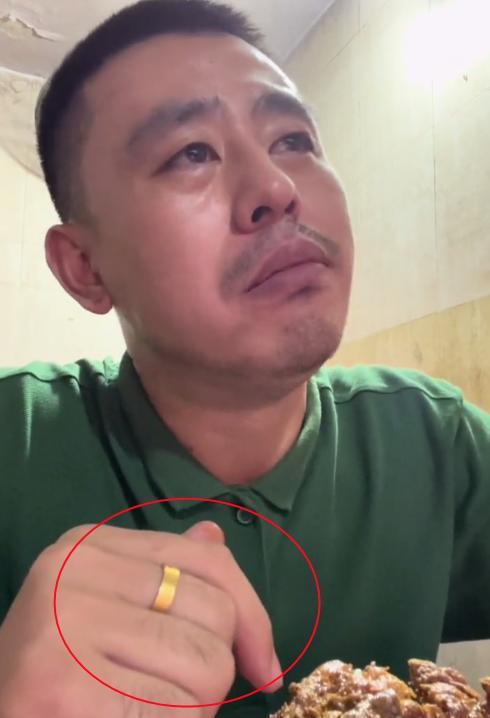 灭霸|网红刘庸飞2000公里吃灭霸炸鸡，右手戒指抢镜，网友：恋爱了？