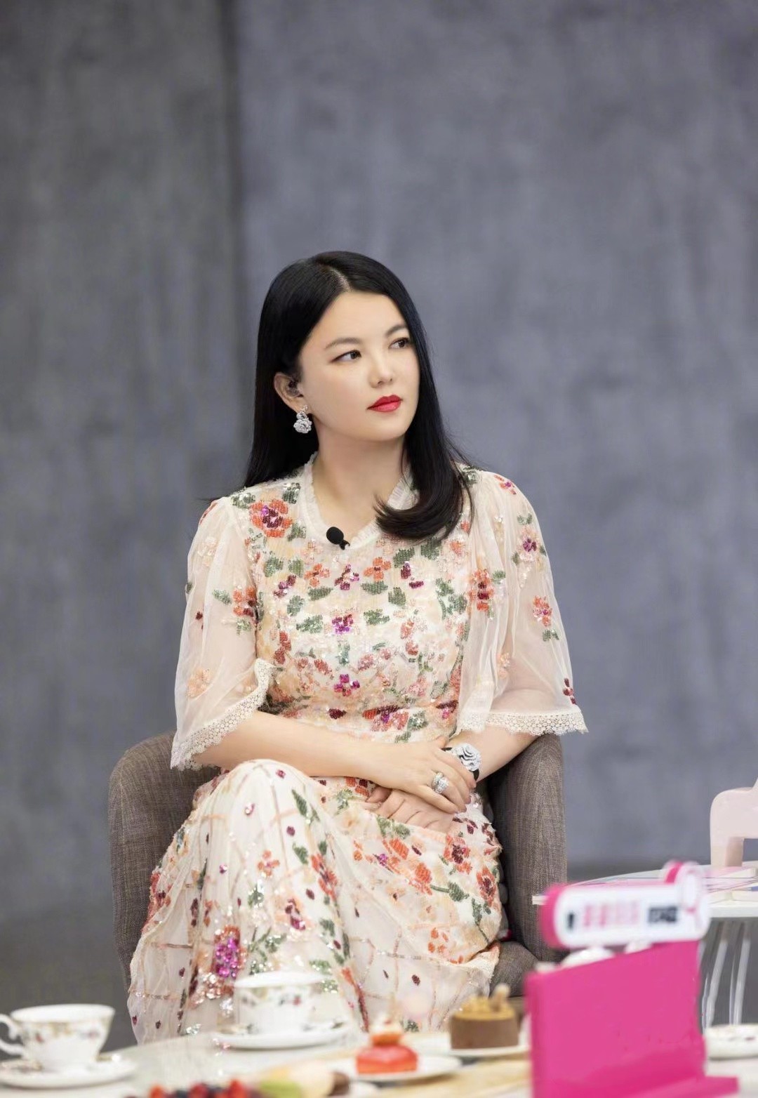 李湘|李湘从不刻意隐藏自己的身材，虽然看着有些胖但不丑，穿花裙好美