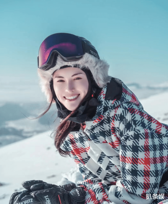 何穗|超模何穗晒滑雪美照,开心的像个孩子,皮肤比雪还要白