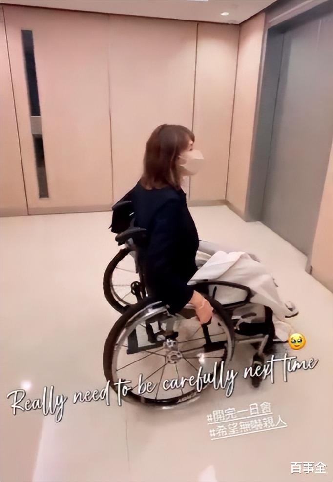 黎姿|50岁黎姿坐轮椅上班引发热议!左腿僵硬疑似受伤,网友:早日康复