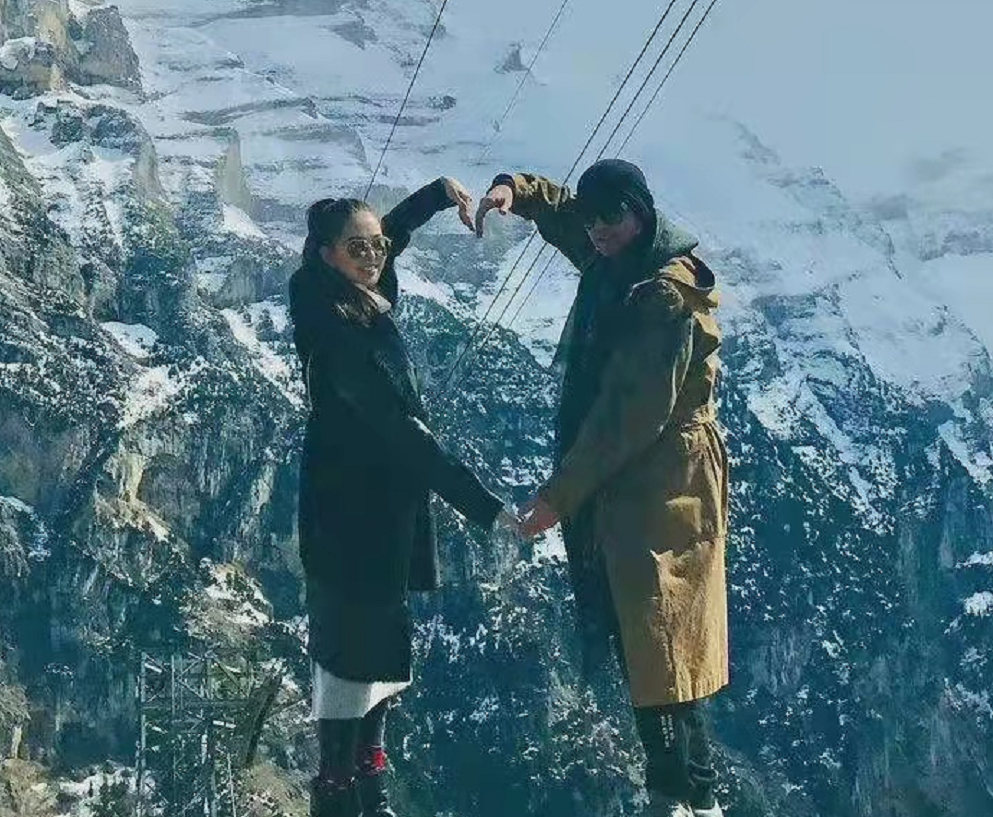 昆凌|天王嫂昆凌挺过7年之痒！周杰伦晒合影高调表白，她穿小黑裙超美