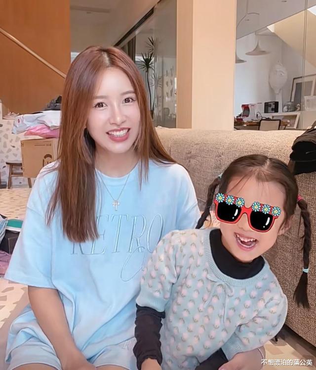 张小斐|38岁张子萱近照，和6岁女儿梳同款双马尾扮嫩，被说不像二孩妈