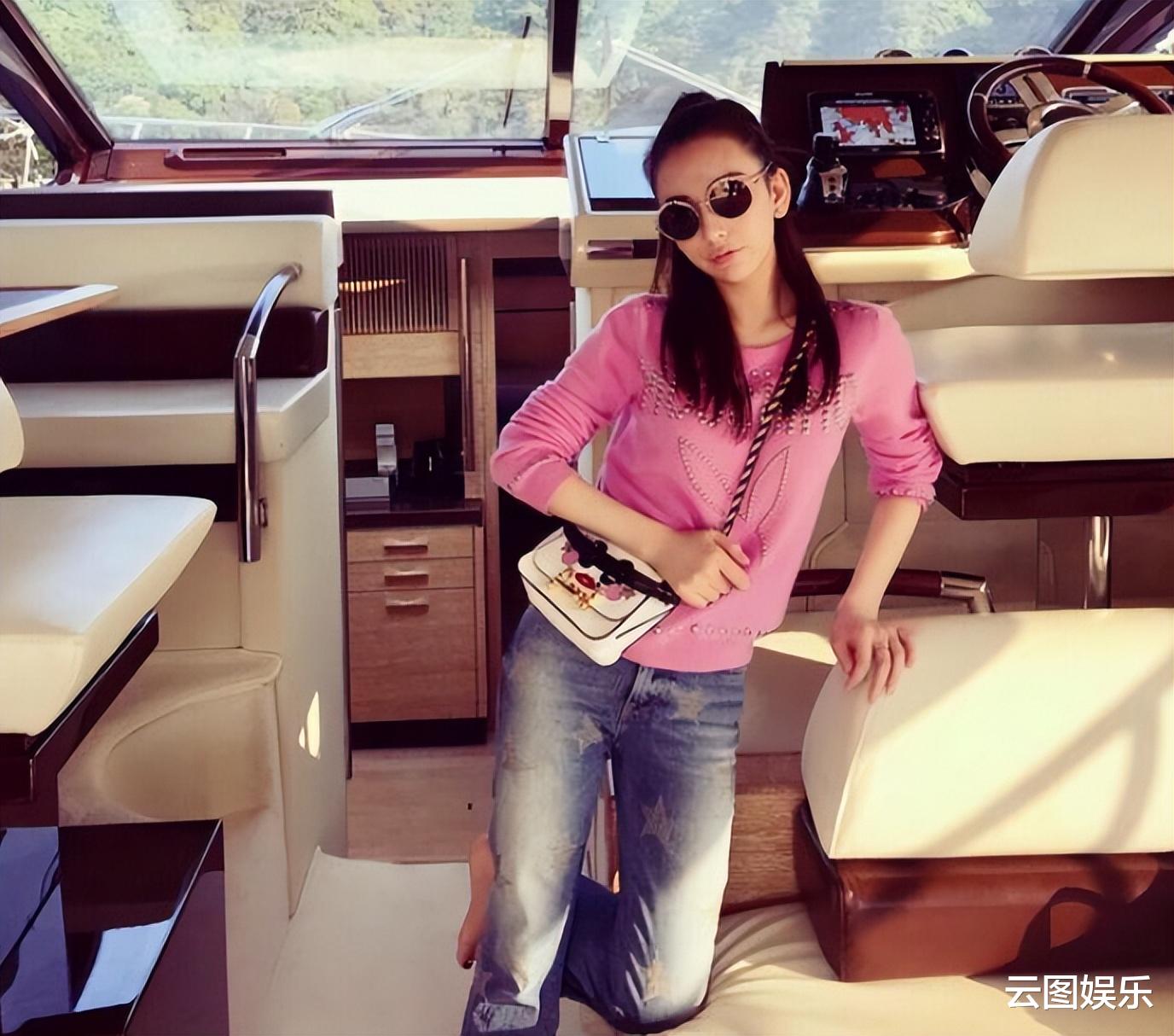 郭富城|34岁方媛近照引关注！坐豪华游艇出海大秀身材，皮肤白皙美腿吸睛